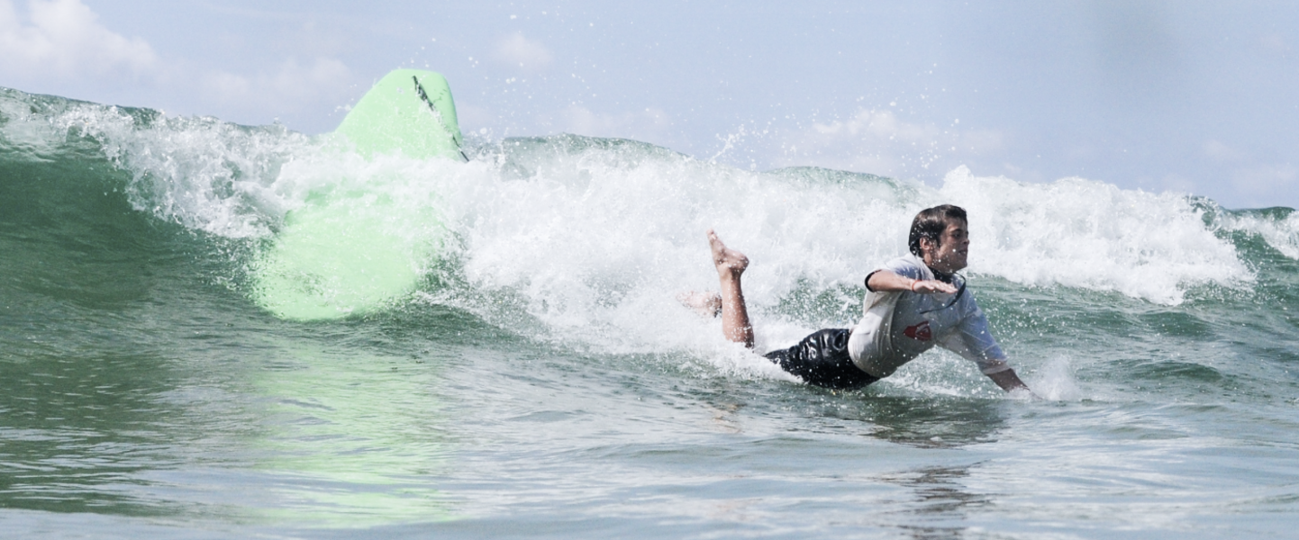 Mann stürzt beim Surfen einer Welle