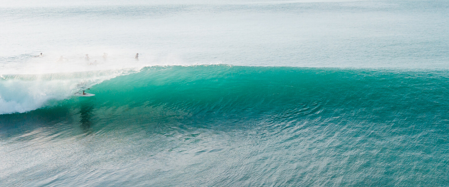 Welle mit Surfer