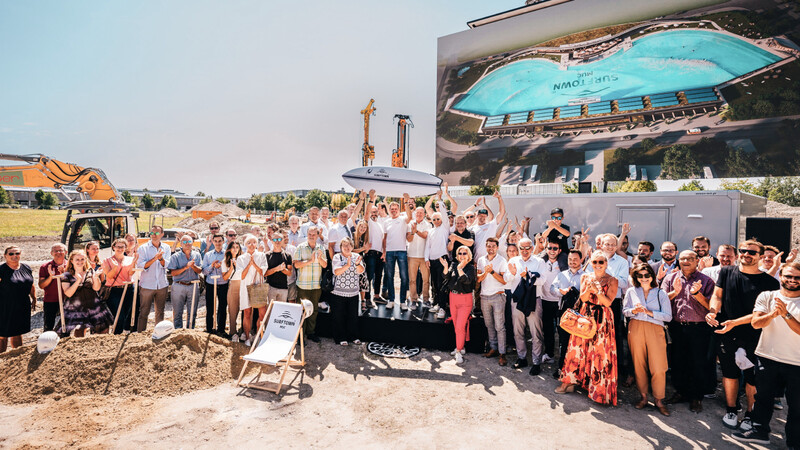 A crowd cheers at the groundbreaking ceremony for o2 SURFTOWN MUC.