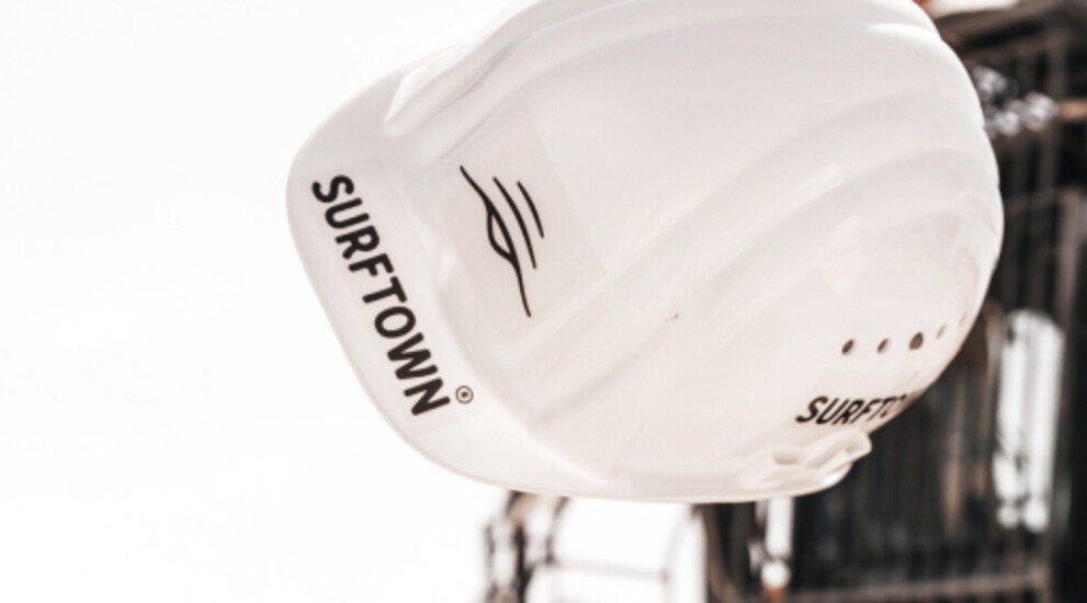 Construction helmet in the o2 SURFTOWN MUC logo