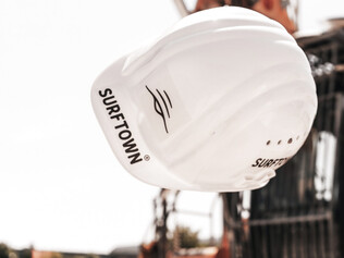 Construction helmet in the o2 SURFTOWN MUC logo