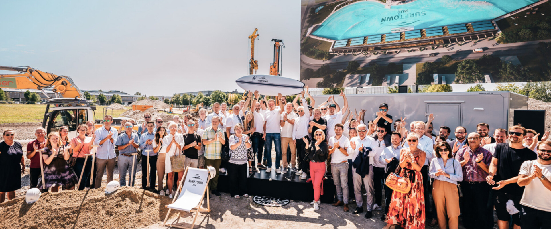 A crowd cheers at the groundbreaking ceremony for o2 SURFTOWN MUC.