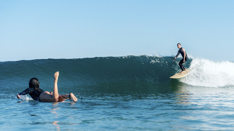 Zwei Surfer im Wasser