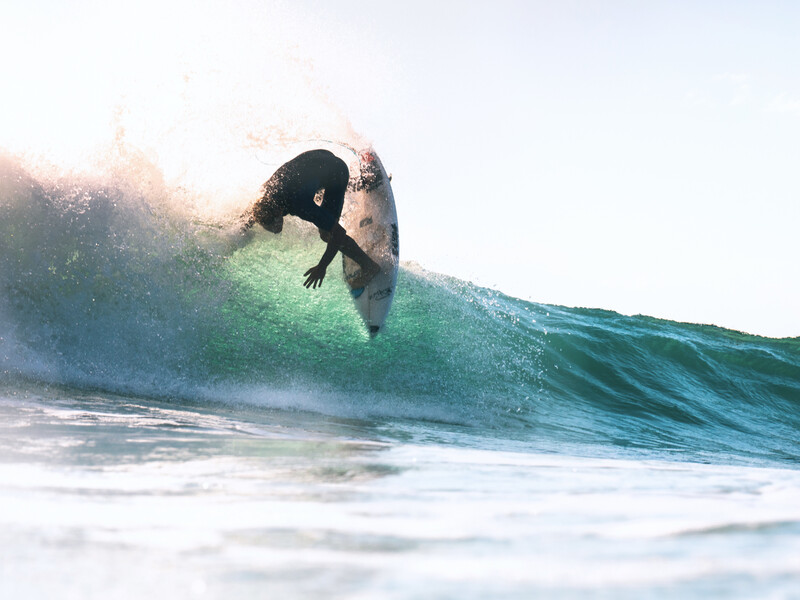 Surfer macht einen Trick auf einer Welle