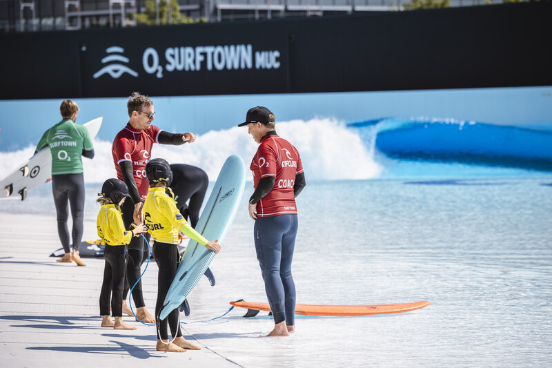 O2 Surfwelle Surfen für jedes Level – in der o2 Surftown MUC | o2 SURFTOWN MUC